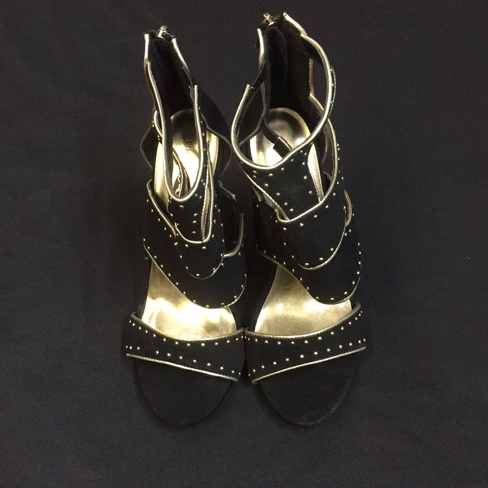 Black and Gold Rue 21 ETC! 3.5in Zipper Back Heels